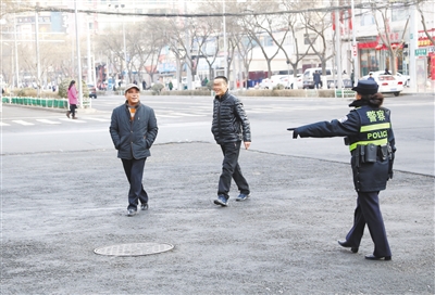 兰州：民警喊破嗓子装作听不见 闯红灯不走斑马线的行人依然多