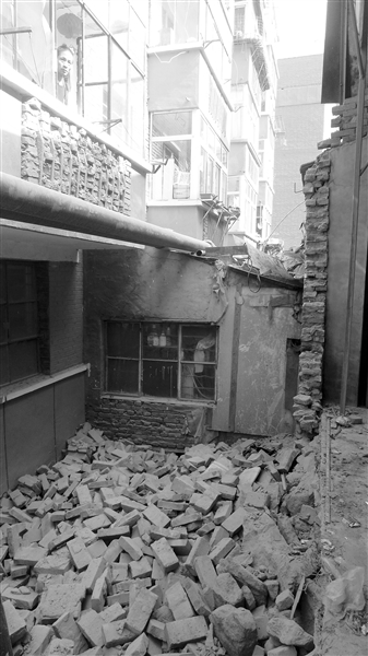 兰州市民反映：库房后墙半夜坍塌 砸坏隔壁4户居民窗户