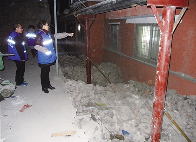 深夜 兰州七里河区政府家属院3米高10米长的围墙突然塌了