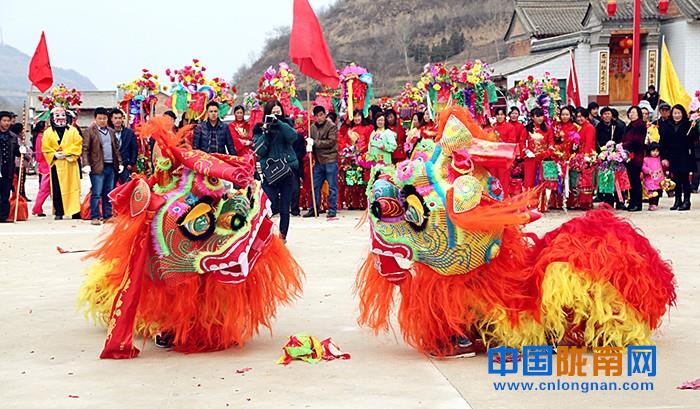 陇南西和县石堡乡包集村举办“喜迎新春”社火表演（图）