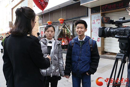 情人节兰州街采 偶遇那些爱情（图）