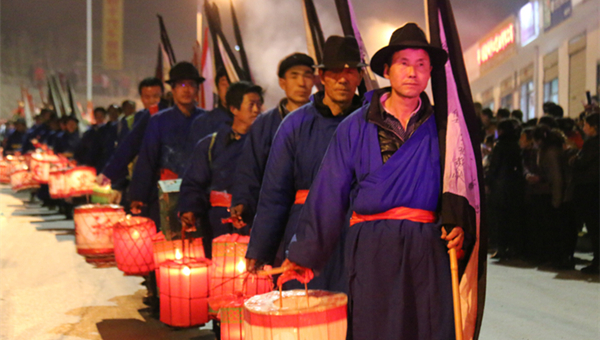 “东山转灯节”巧遇情人节 甘南舟曲传承民俗文化祈祷国泰民安（组图）