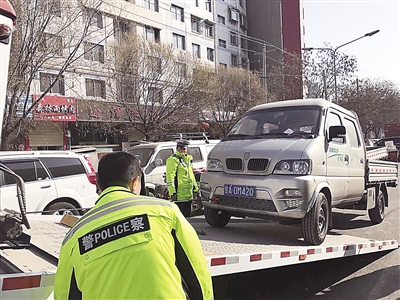 兰州整治背街小巷乱停乱放 清理“僵尸”车（图）