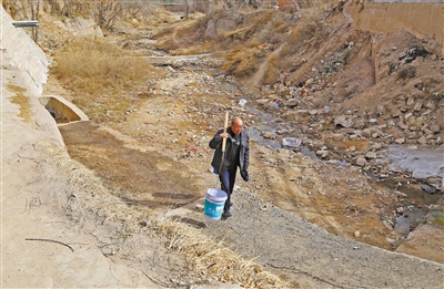 家中自来水停供8年 兰州西果园镇青岗村500村民排洪沟里挑水吃