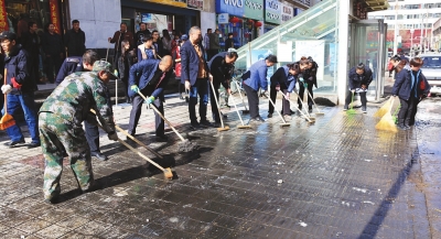 兰州：四季青街道多年地面油污被清洗 800平方米地砖露“真容”（图）