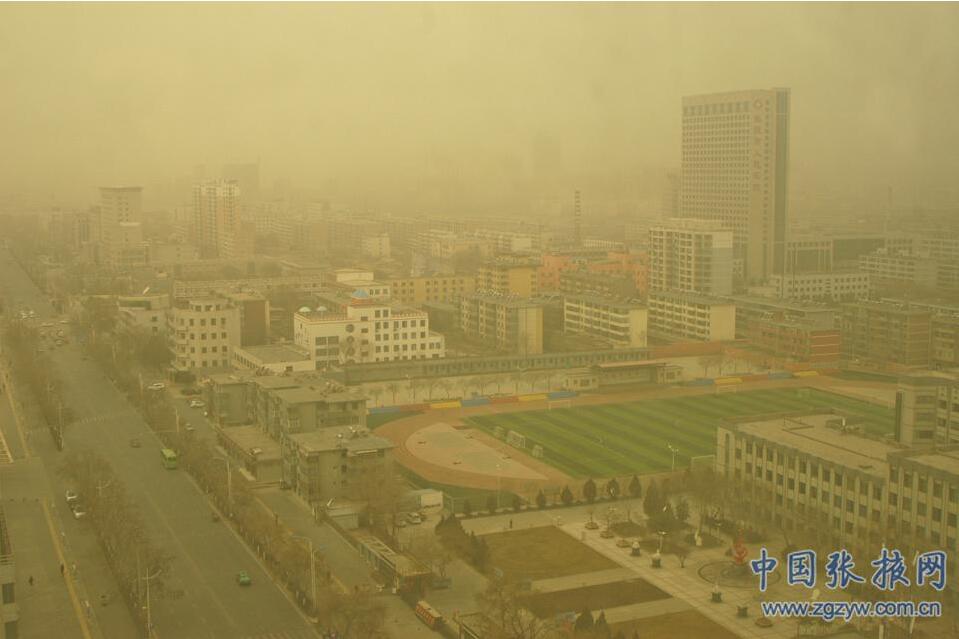 甘肃张掖遭遇大风扬沙天气黄沙漫天飞舞