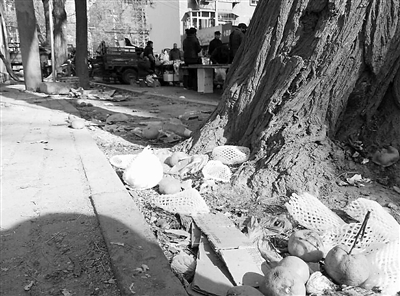 兰州七里河华阳街：摊位车辆肆意乱停放 垃圾遍地夜晚成公厕