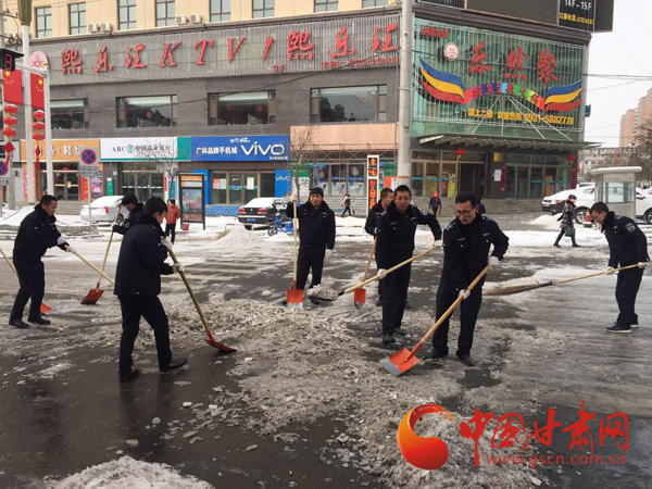 兰州皋兰:执法环卫全员出动积极应对雨雪冰冻