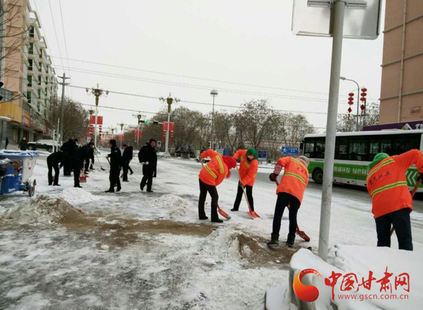 兰州市皋兰县：风雪中，环卫工人忙铲雪（图）