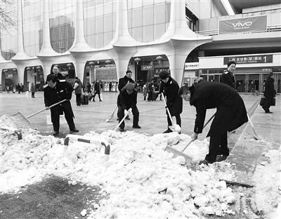 兰州火车站组织职工清扫积雪 为旅客提供出行方便