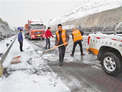 保障环兰公路畅通 管理部门紧急除雪防滑（图）