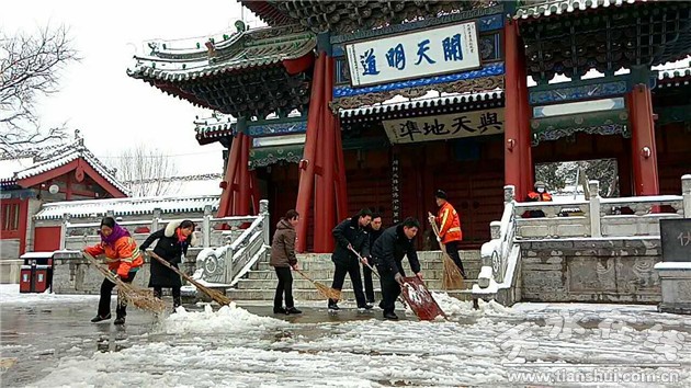 天水秦州区城乡环卫局全力开展清理积雪融雪工作(图)