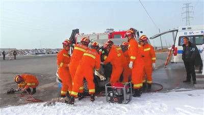 雪天路滑兰州新区发生一起交通事故 消防官兵赴现场施救