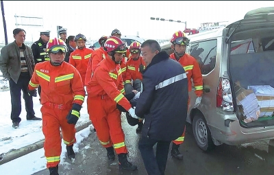 雪天路滑两车相撞 兰州新区特勤中队成功救出被困人员（图）