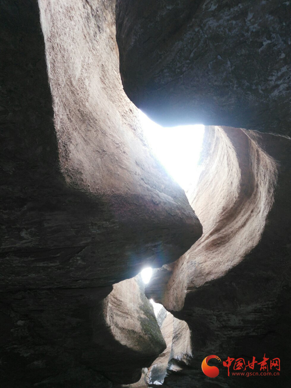 陇拍客|甘肃庆阳黑老锅 鬼斧神工一线天(组图)