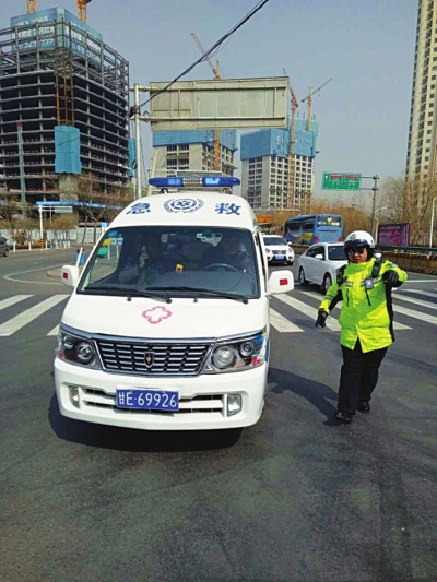 兰州警车“保驾护航”为抢救争取时间  患者目前已脱离危险 （图）