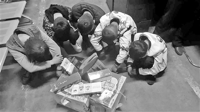 兰州五名辍学少年凌晨砸毁超市玻璃门 盗走52条香烟
