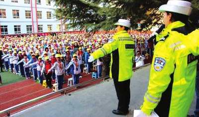 新学期首日兰州交警全力护学（图）