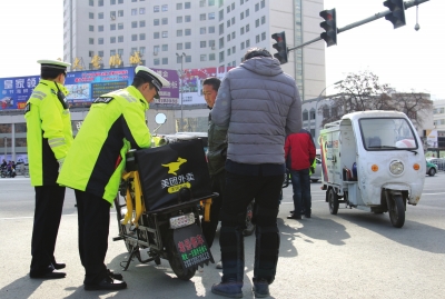 拒不改正要重罚 占道“僵尸车”要拖移 兰州市交警严查背街小巷车辆乱停放（图）