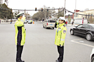 兰州东岗交警开展交通指挥手势大比武