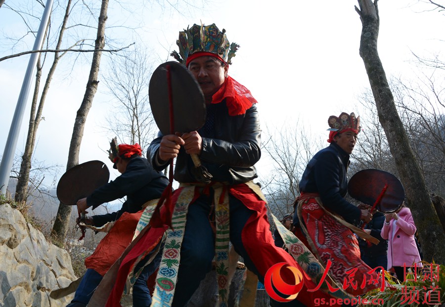 网络媒体走转改丨酒香不怕山沟深 古法烤酒迎客来