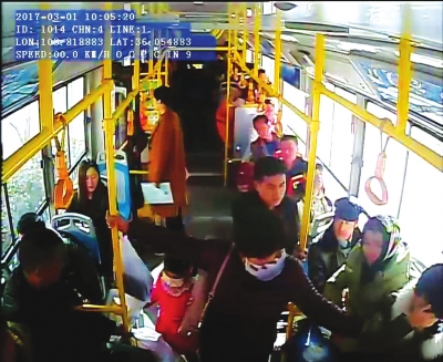 兰州：暖心公交车上女子晕倒 司机乘客紧急送医