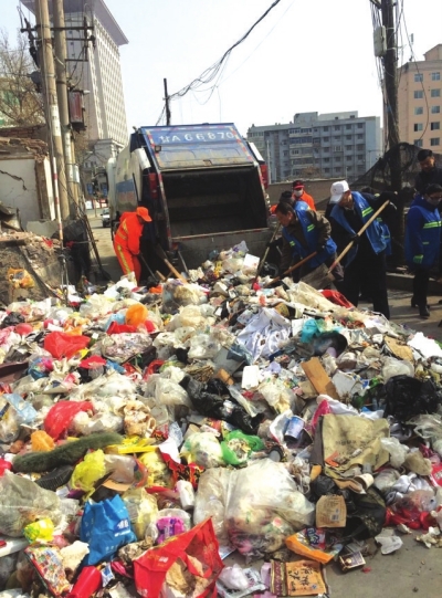 兰州草场街街道清理糖果厂拆迁区垃圾（图）