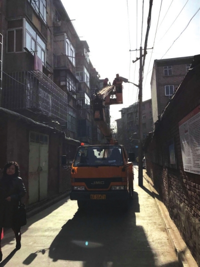 修路灯换道牙 兰州市整治指挥部现场检查背街小巷设施维修情况（图）