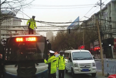 为你点赞！电线脱落影响车流 兰州交警托起电缆保畅通(图)