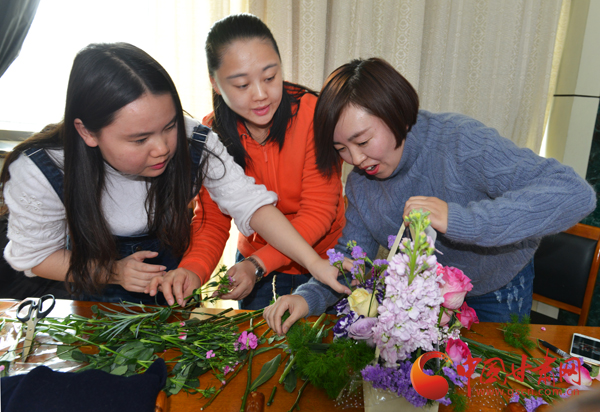 甘肃一医院比拼插花装扮 “花花世界”迎接妇女节（图）