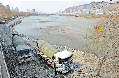 兰州水车园黄河边护堤维修加固忙