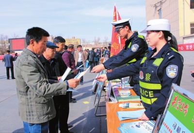 张掖山丹县公安局在广场开展法律咨询活动（图）