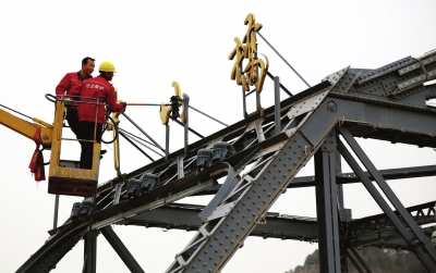 兰州百年黄河铁桥“洗刷刷”  预计3天完成（图）