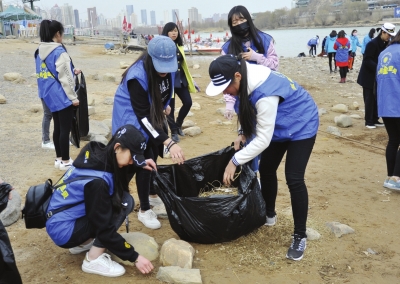 “全国保护母亲河日” 兰州市300志愿者在行动 （图）