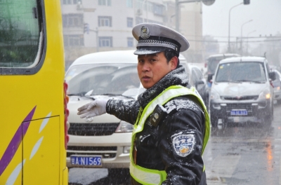 人流车流中他们在奉献——记兰州市奋战在交通大整治一线的普通交警（图）