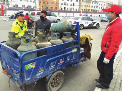 兰州：拉着气罐满街跑，险！ （图）