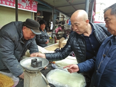 兰州庙滩子菜市场摊贩严重缺斤少两 管理员接报随机抽查十几家摊贩六家捣鬼