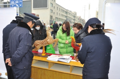 兰州森林公安开展保护野生动植物宣传教育活动（图）