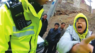 兰州：驾驶电动自行车载人逆行被查后 男子谩骂民警被处拘留10天