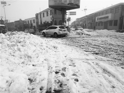 定西通渭县华家岭附近积雪堆国道 过往车辆行人频打滑