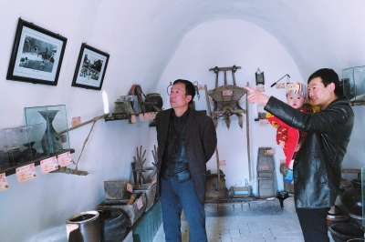 游客在平凉泾川县城关镇凤凰村体验窑洞民俗文化（图）