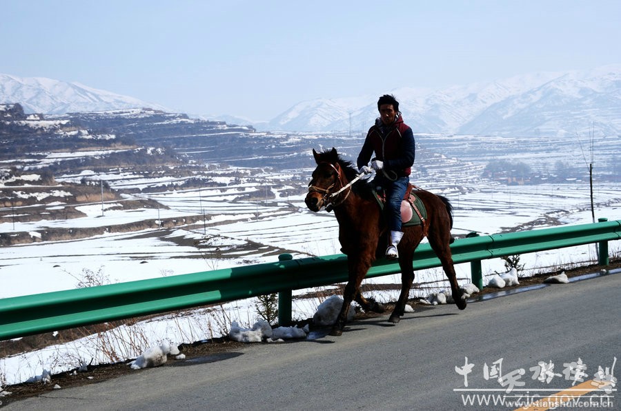 天水：春雪过后的关山出现两种色彩（组图）