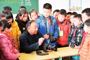 陇南市摄影家协会名誉主席刘浪到徽县实验小学开展摄影课程辅导