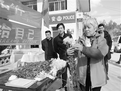 兰州：文明祭扫渐成主流（图）