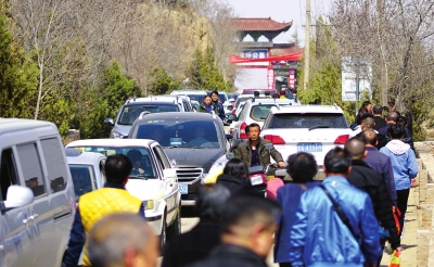 兰州韩家河公墓区：交通拥堵路不通 扫墓者徒步上山 