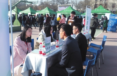 在兰高校举办2017年春季“双选会”（图）