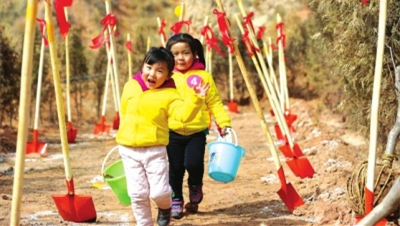 兰州安宁区一幼儿园组织亲子植树活动（图）
