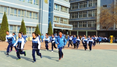 兰州第五十九中学举行“全国中小学生安全教育日”应急疏散演练（图）