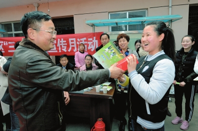 《反家庭暴力法》文化宣传活动在天水市马跑泉镇慕滩村举行（图）