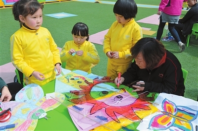 临夏州一幼儿园举办首届“多彩蓝天、携子同乐”风筝节（图）